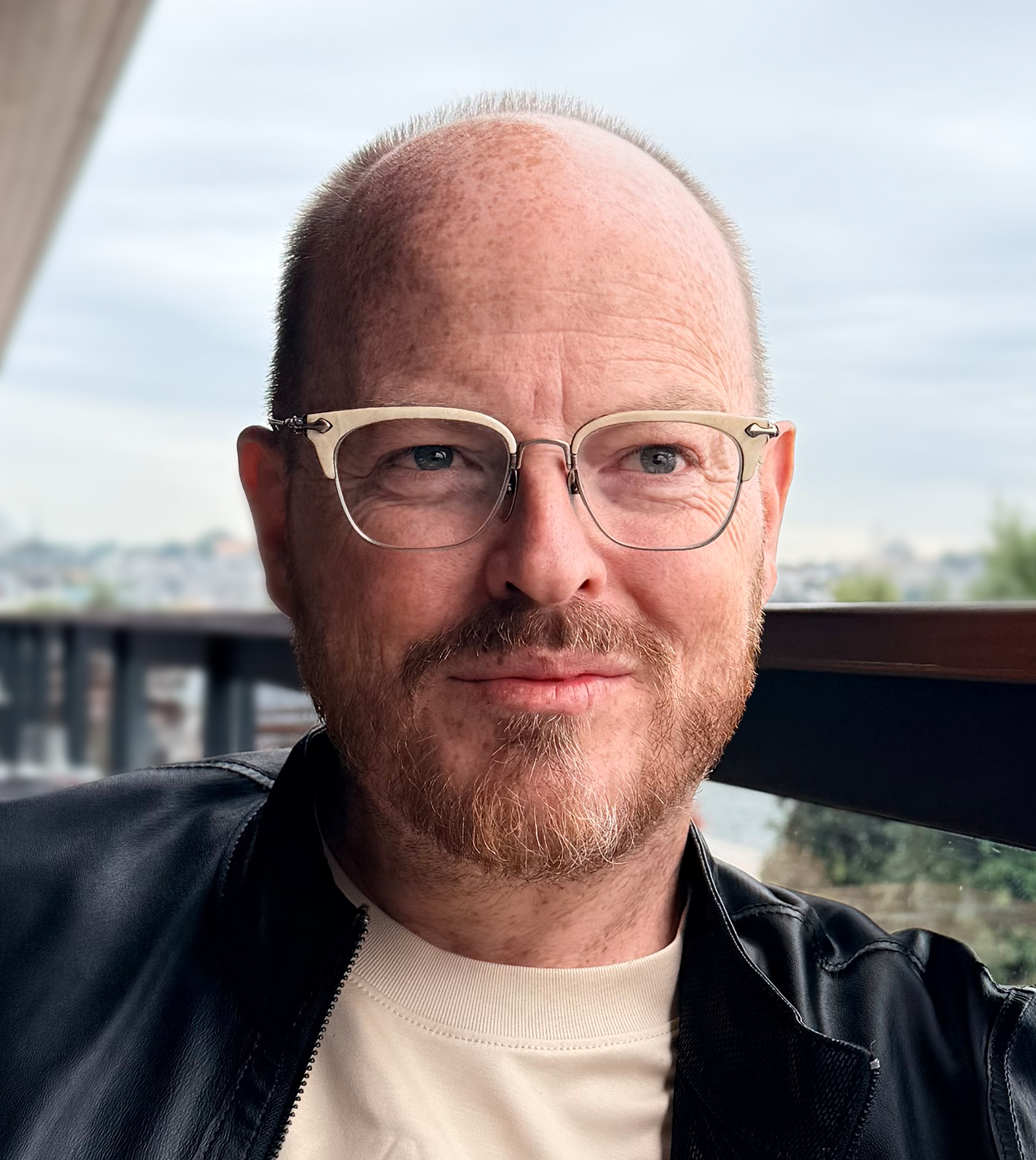 Headshot of Business Futurist and AI Keynote Speaker Jonathan Brill